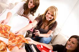 college-girls-pizza-party
